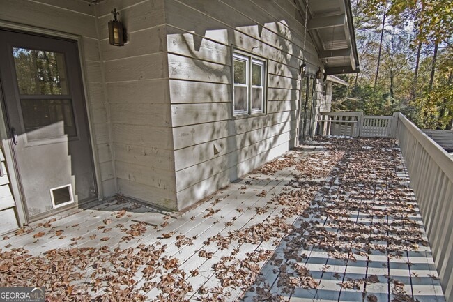 Building Photo - 305 Pinemount Dr