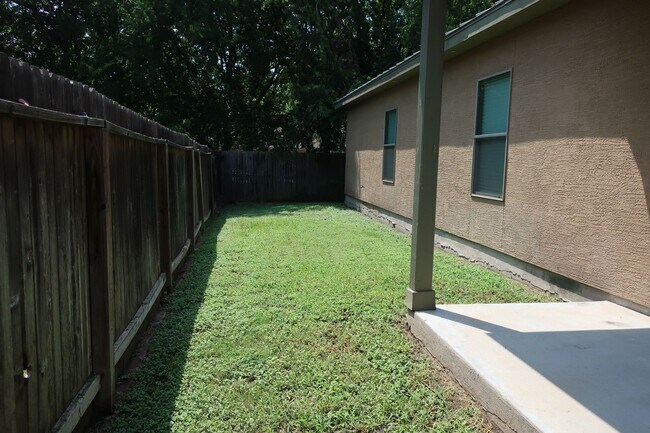 Building Photo - 3/2/1 Duplex w/ Stained Concrete Floors Th...
