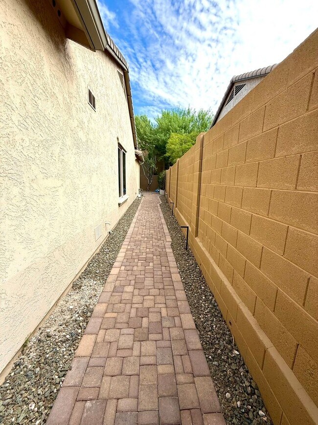 Building Photo - 1708 W Oberlin Way