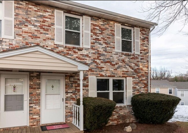 Building Photo - Charming Townhouse Near Campus