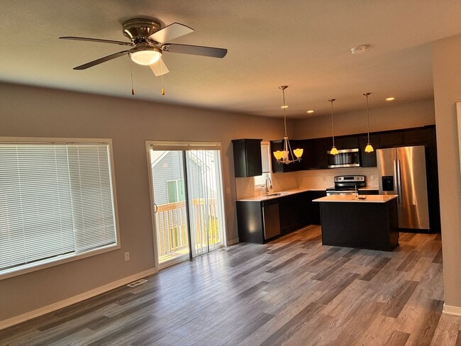 Building Photo - Spacious 3BR 2.5ba house in Urbandale, available NOW!