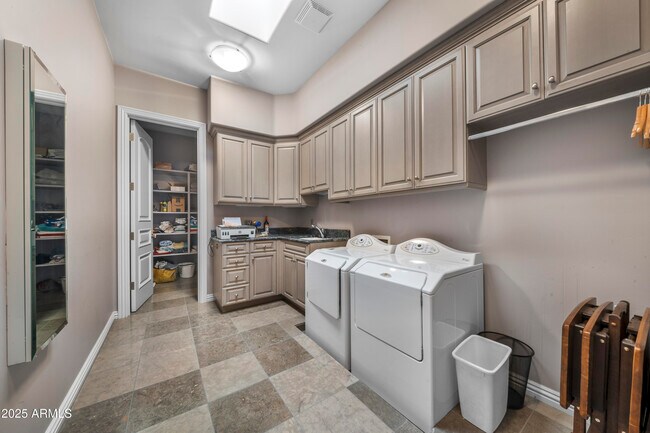 Building Photo - 8350 E Via Del Sol Dr