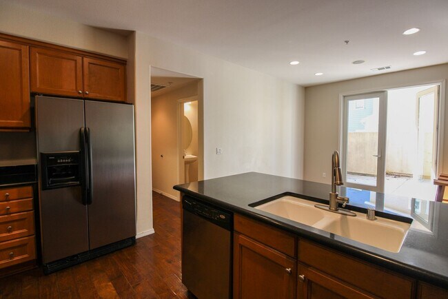 Building Photo - 4 bedroom 2.5 bathroom condo in Broad Street Village Complex