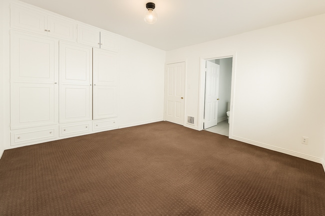 Building Photo - 442 Kelton Ave