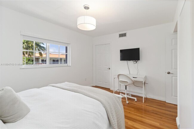 Building Photo - 3023 NE Quayside Ln