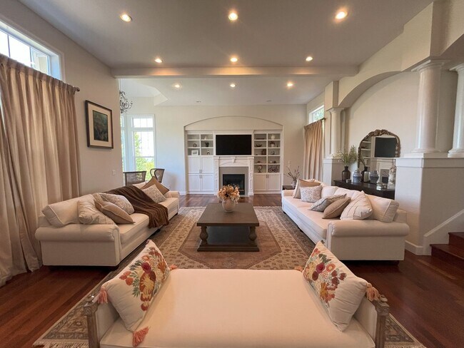 Building Photo - Elegant 4-Bedroom Luxury Home with Panoram...