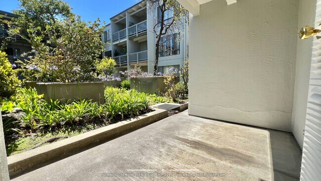 Building Photo - Sweet 2nd floor  studio condo at resort-like Watergate by the Bay in Emeryville!