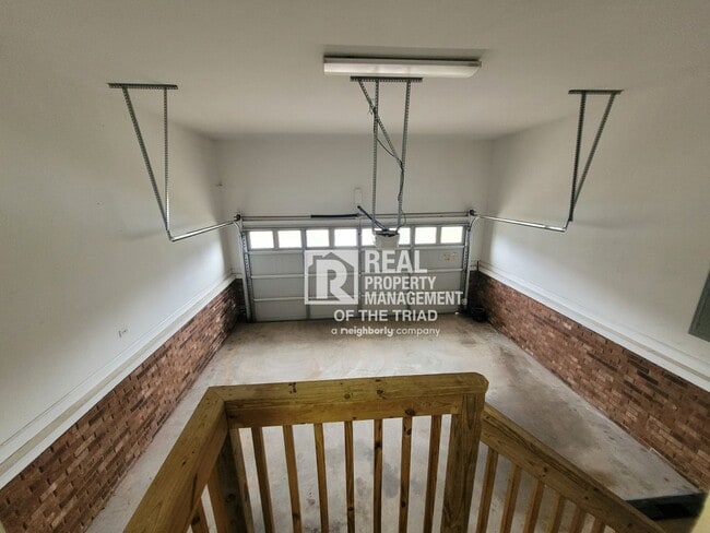 Building Photo - Newly Renovated Now Ready! One level 3BR/2...