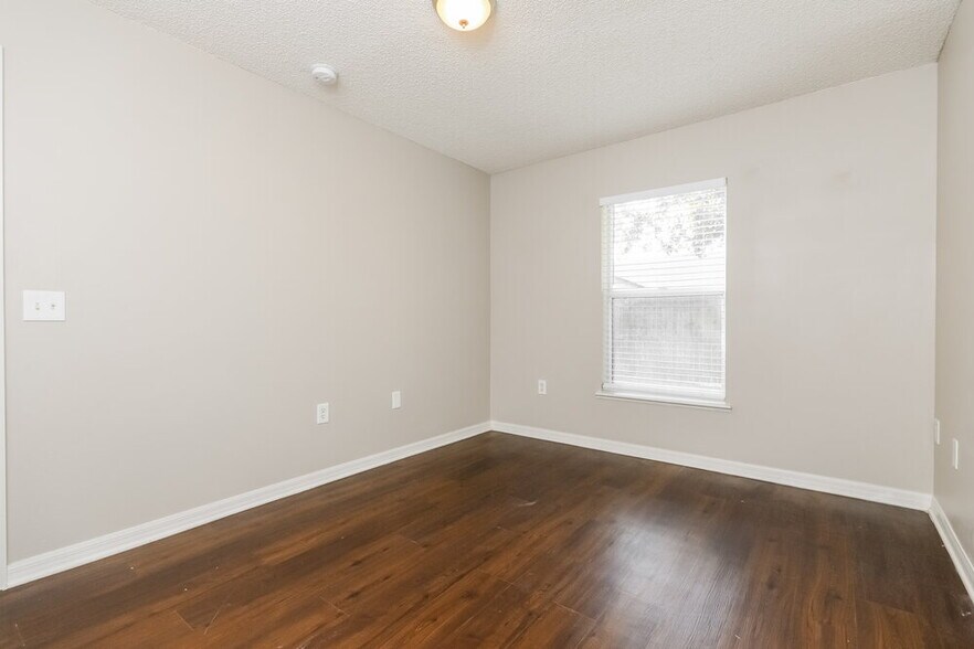 Building Photo - 225 Cranbrook Dr