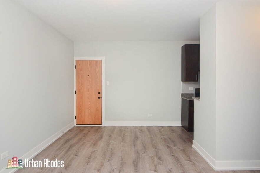 Building Photo - 711 W Brompton Ave
