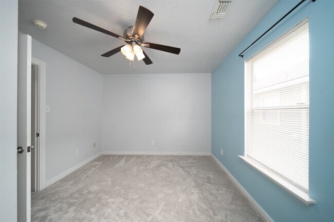 Building Photo - 11914 Rolling Stream Dr