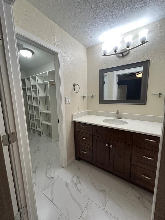 Building Photo - 1012 Mockingbird Dr