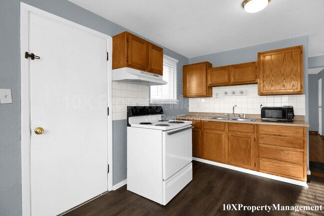 Building Photo - 2459 Hiawatha St