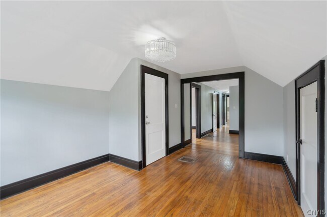 Building Photo - 944 Bellevue Ave