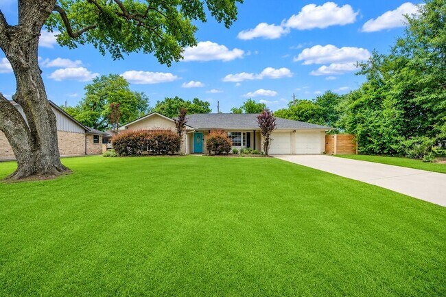 Building Photo - 5019 Oak Forest Dr