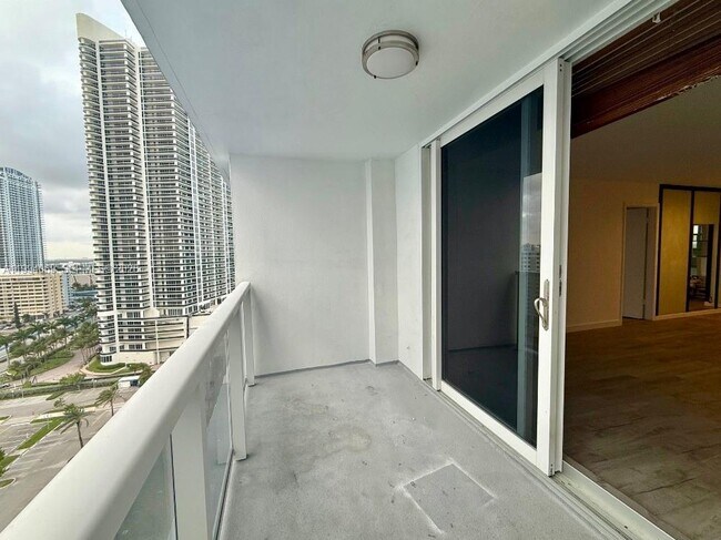 Building Photo - 1890 S Ocean Dr