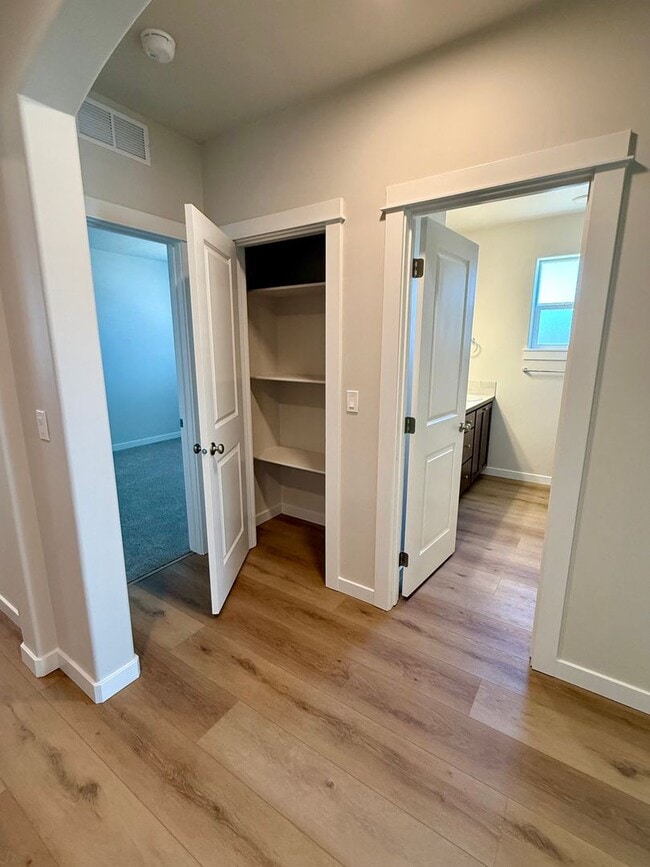 Building Photo - 4 bed 2 bath in Caldwell, Landscaping Incl...