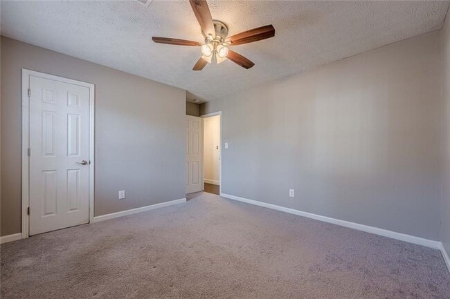 Building Photo - 2491 Redfield Dr