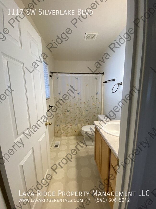 Building Photo - 1117 SW Silver Lake Blvd