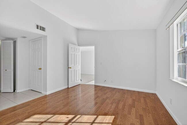 Building Photo - 1120 Lake Shore Dr