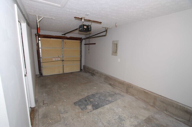 Building Photo - Stunning Remodeled 4 Bed 2 Bath Home