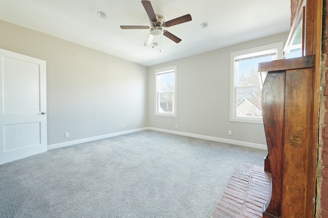 Large naturally lit second bedroom - 2354 Victor St