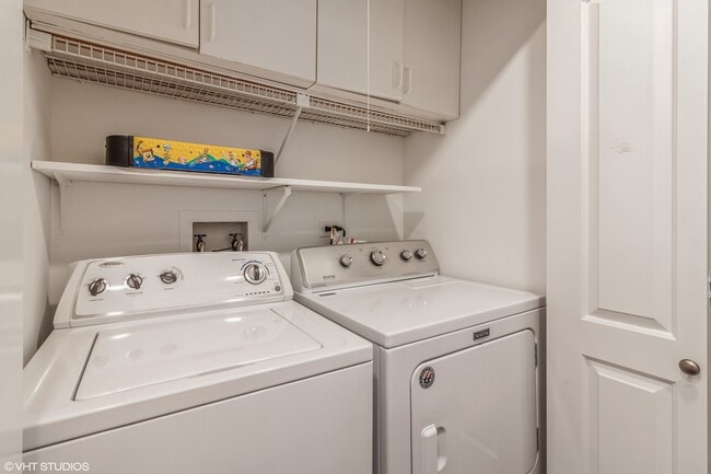 Building Photo - 2043 University Dr