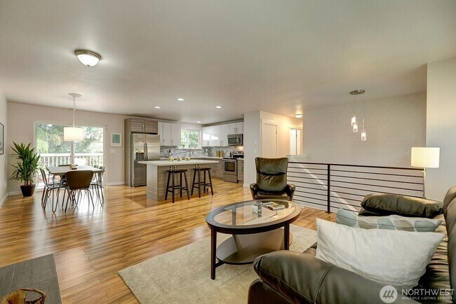 Building Photo - Stunning 4BR/2.5BA Home in Lake Forest Park ?