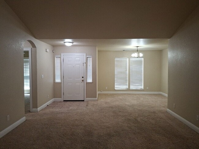 Building Photo - Central Roseville Single Story, 3 Bedroom, 2 Bath, 2 Car Garage Close to schools & Shopping