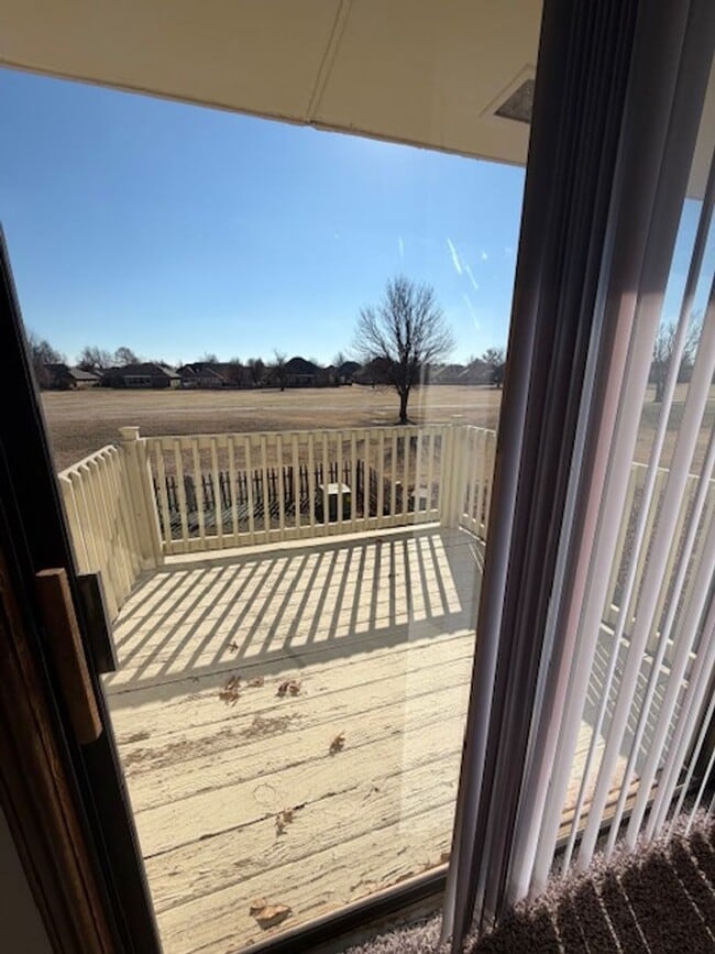 Building Photo - Spacious 2 bed/2.5 Baths - Duplex in the Surrey Hills Addition