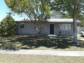 Building Photo - 3 Bed 1 Bath Home | Pet Friendly | Fenced ...