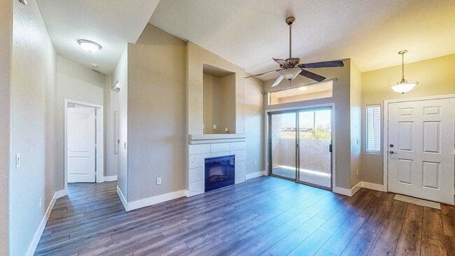 Building Photo - 3 Bedroom 2 full bath condo ready for move in located in wonderful Mountains Edge .