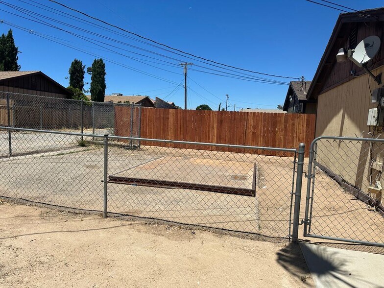 Building Photo - 16435 Orange St