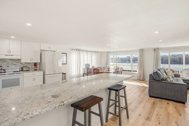 Building Photo - Lake Talquin - LAKEFRONT- Furnished 3 bedr...