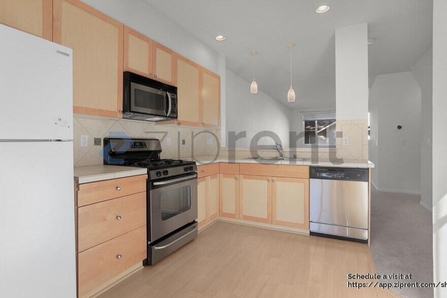 Building Photo - 10813 124th Ave NE