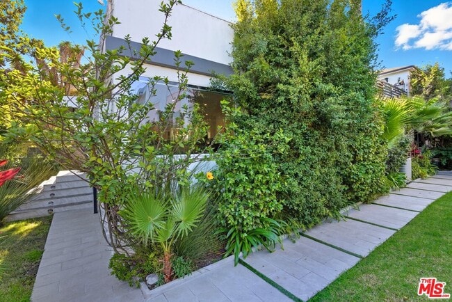 Building Photo - 10915 Ayres Ave