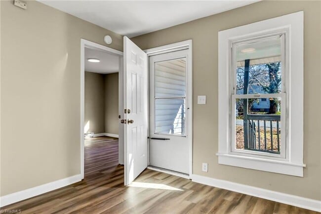 Building Photo - Move in September!!!