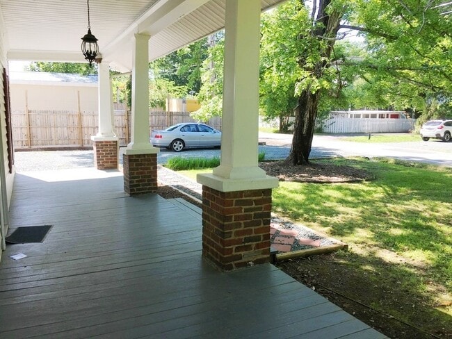 Building Photo - Stunning, renovated 7br home in the heart ...