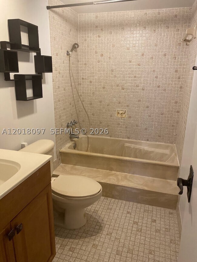 Building Photo - 13951 Kendale Lakes Dr