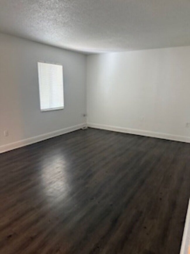 Building Photo - Large two bedroom condo