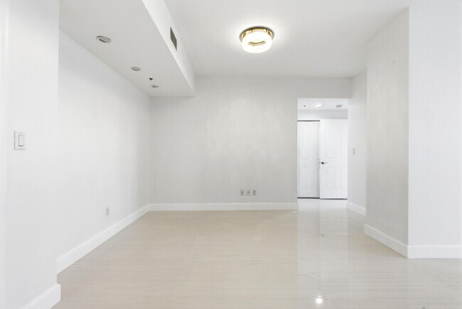 Building Photo - 511 SE 5 Ave