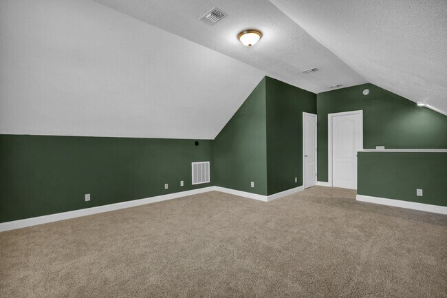 Building Photo - AVAILABLE LATE JULY 2025 (PET FRIENDLY)