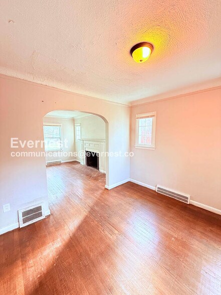 Building Photo - 5747 Lakepointe St