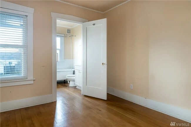 Building Photo - Charming 1BR/1BA Main Floor View Unit in D...