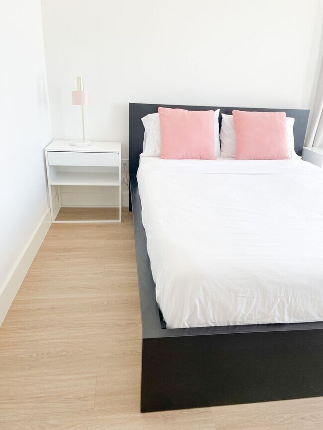 Building Photo - 2709 E 5th St.