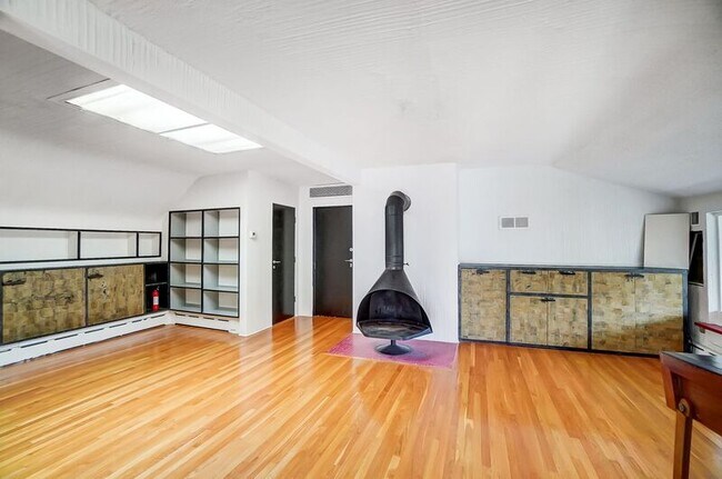 Building Photo - 2881 Observatory Ave