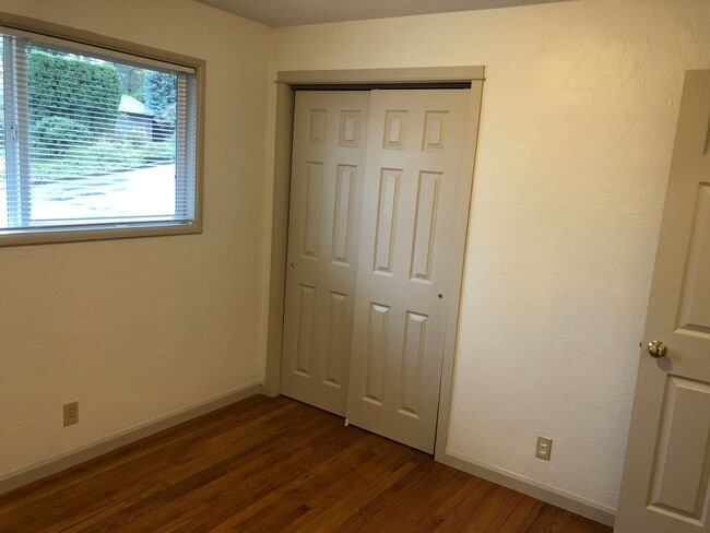 Building Photo - Updated 3 bedroom 3 bath house in Eugene!