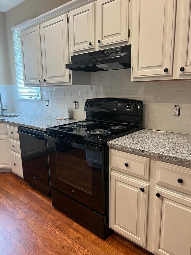 Building Photo - 54 W Sharon Rd