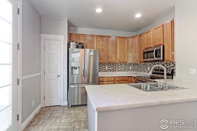 Building Photo - Must see paired home in Coal Creek