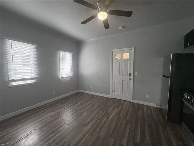 Interior Photo - 1000 Redondo Ave